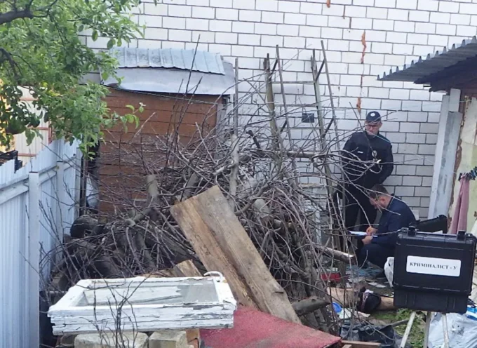 Жорстоке вбивство у Житомирі: на подвір'ї будинку виявили тіло з понад півсотнею колотих ран