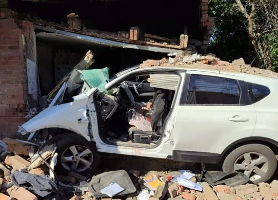 У Бердичеві в житловий будинок в'їхав автомобіль - в оселі було двоє дітей