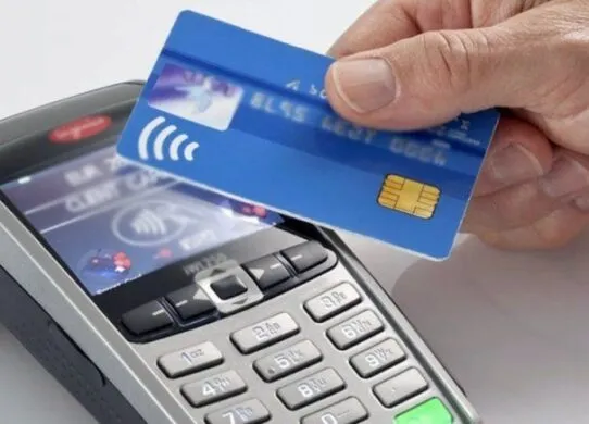 У Бердичеві чоловік знайшов банківську карту та витратив чужі гроші на продукти та алкоголь