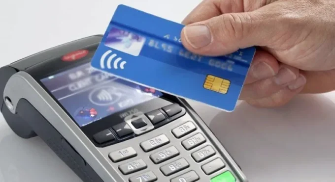 У Бердичеві чоловік знайшов банківську карту та витратив чужі гроші на продукти та алкоголь