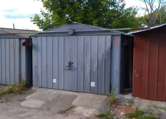 На Житомирщині 19-річний хлопець згвалтував неповнолітню за гаражами