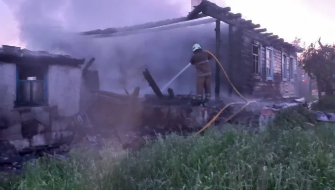 На Житомирщині горів дерев'яний будинок: один брат загинув, інший - отримав опіки