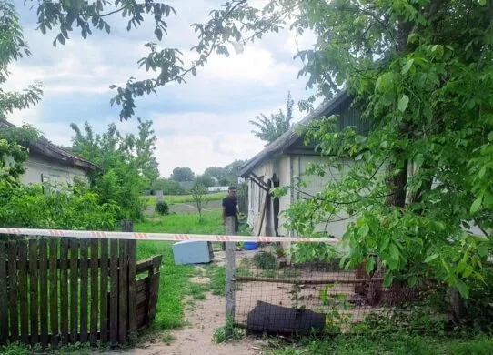 На Житомирщині чоловік вломився до сусідів з ножем та сокирою та ледь не вбив гостей