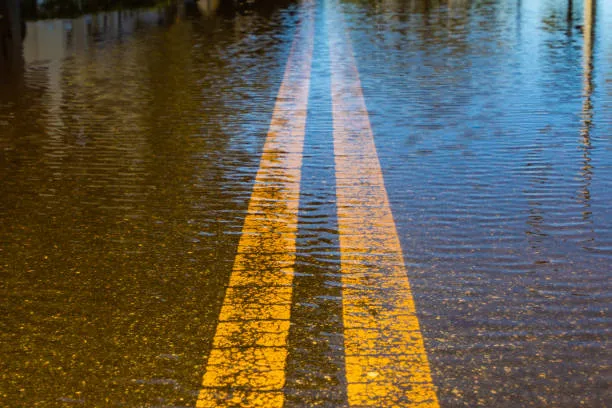 У Житомирі почали промивку водопровідних мереж, через що на дорогу витікає вода: графік