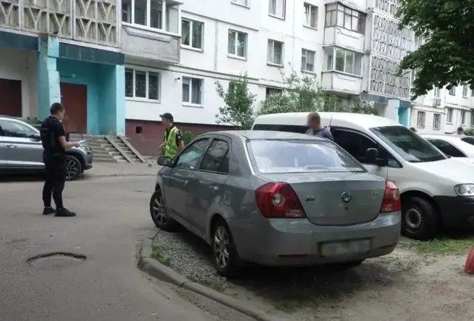 У Житомирі невідомий розбив вікно в автомобілі та викрав звідти сумку