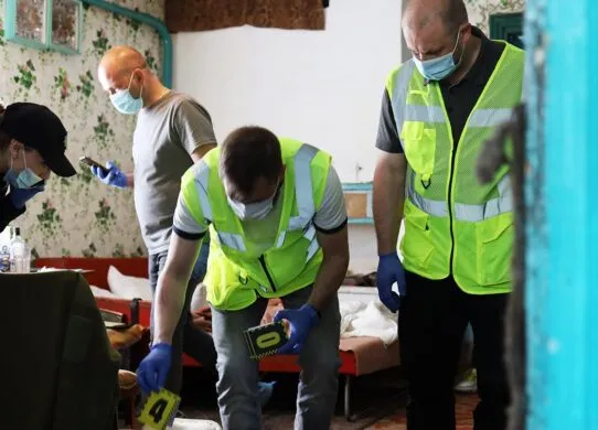Трагедія на Житомирщині: у селі Поліське виявили застреленими подружжя та їх 7-річну донечку