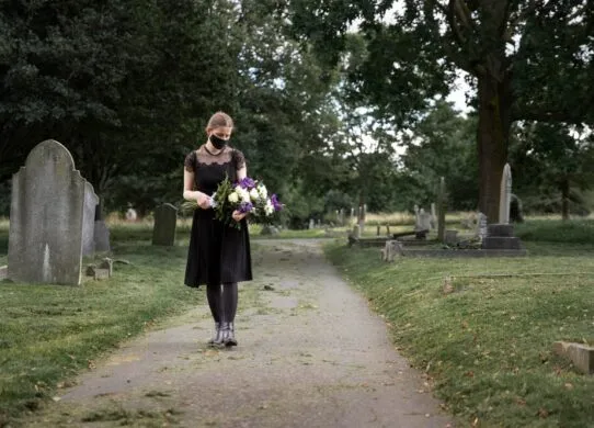 Чому вагітним не можна на кладовище: погана прикмета чи дійсно це нашкодить дитині?