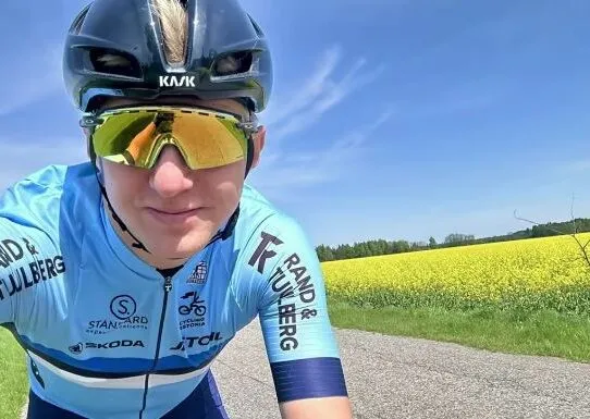 Естонський депутат вирішив подолати 1700 км на велосипеді за 6 днів, щоб допомогти українським військовим - він заїхав і до Житомира