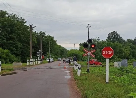 На Житомирщині легковий автомобіль зіткнувся із потягом з людьми