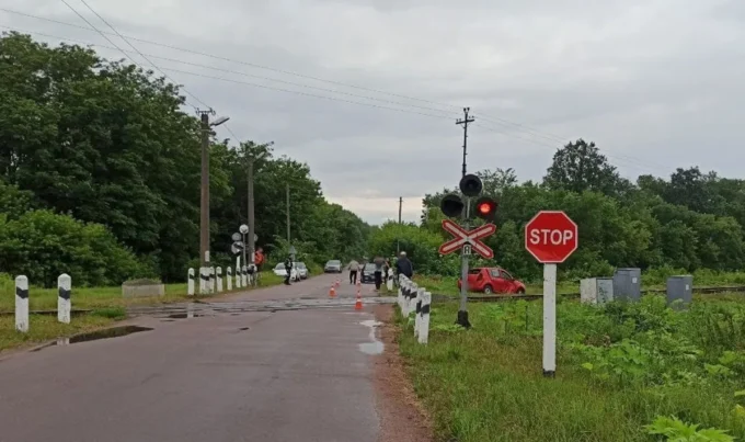 На Житомирщині легковий автомобіль зіткнувся із потягом з людьми