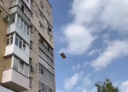 Житомирянин викидав з вікна шостого поверху скляні банки та дерев'яні дошки, наражаючи перехожих на небезпеку