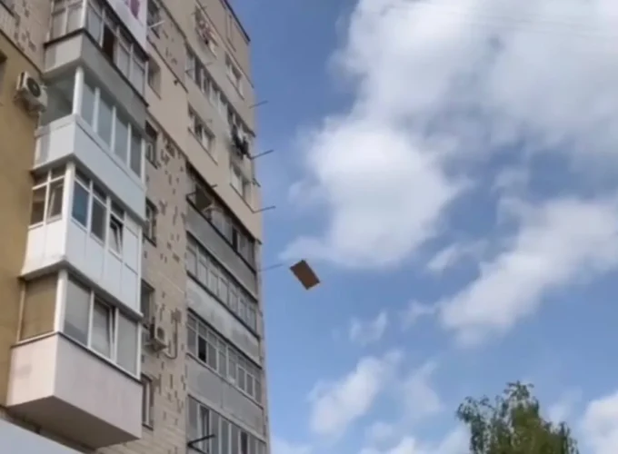 Житомирянин викидав з вікна шостого поверху скляні банки та дерев'яні дошки, наражаючи перехожих на небезпеку