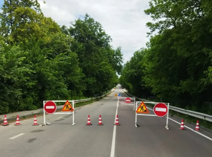 Через пошкодження мосту, перекрито рух на в'їзді до Коростишева