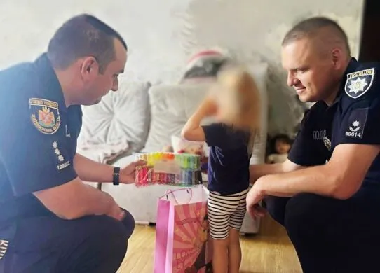 На вулицях Бердичева раптово знепритомніла 3-річна дівчинка - поліція доставила її до лікарні