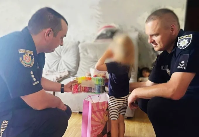 На вулицях Бердичева раптово знепритомніла 3-річна дівчинка - поліція доставила її до лікарні