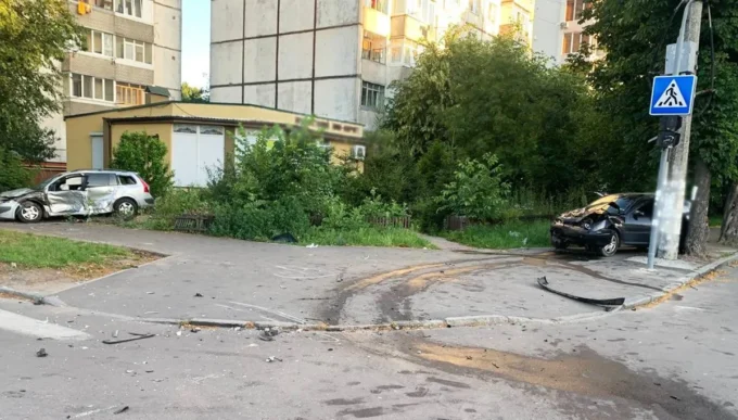 Внаслідок ДТП у Житомирі, один легковик з'їхав на тротуар та збив двох жінок