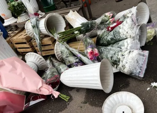 У Житомирі хуліган посварився з продавчинею квітів та пошкодив букети для продажу