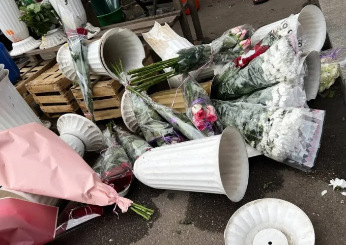 У Житомирі хуліган посварився з продавчинею квітів та пошкодив букети для продажу