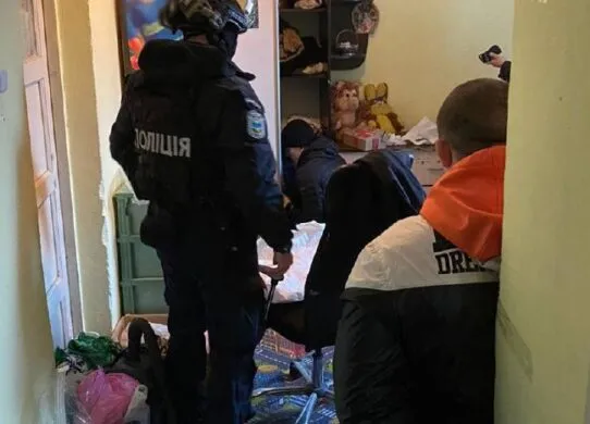 У Житомирі в підвалі багатоповерхівки фітнес-тренер облаштував нарколабораторію
