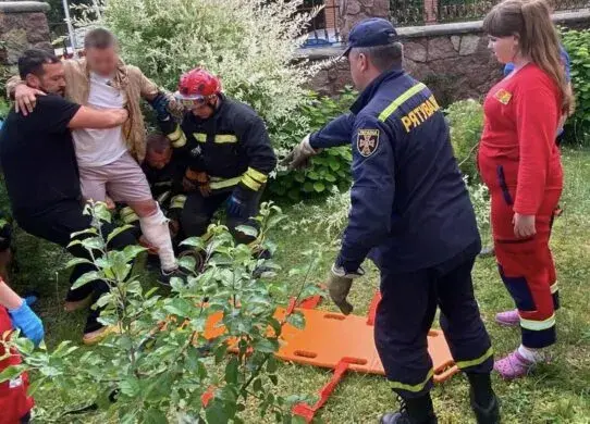 У Житомирі чоловік напоровся на штир огорожі - викликали рятувальників