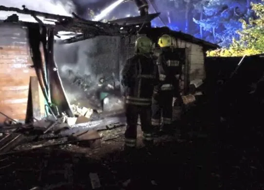 У Житомирському районі пенсіонерка отримала опіки при спробі самостійно загасити пожежу