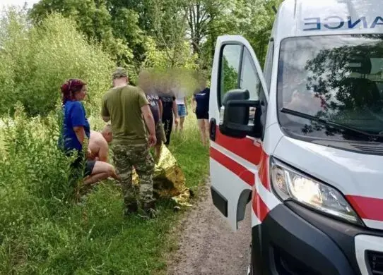На Житомирщині врятували чоловіка на колісному візку, який впав з мосту у воду
