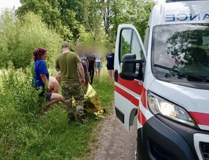 На Житомирщині врятували чоловіка на колісному візку, який впав з мосту у воду