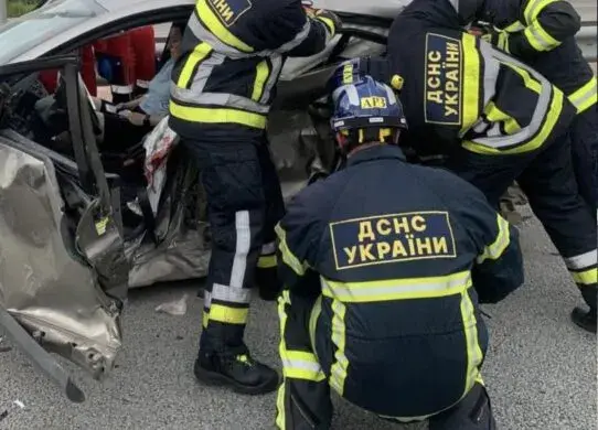 У Житомирському районі внаслідок аварії довелося деблокувати з авто трьох людей