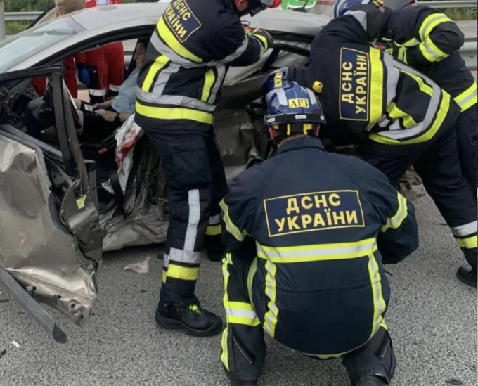 У Житомирському районі внаслідок аварії довелося деблокувати з авто трьох людей