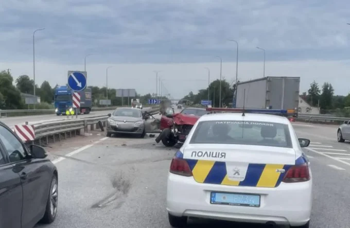 Четверо людей постраждали в аварії, що сталася у передмісті Житомира