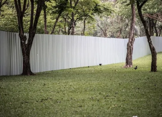 Металопрофіль, як матеріал для створення сучасного паркану