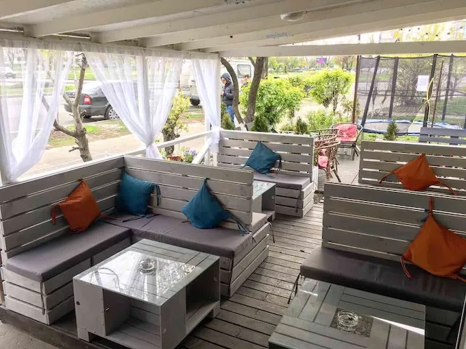 Як подушки на піддони допомагають створити стильний комфорт у стилі лофт