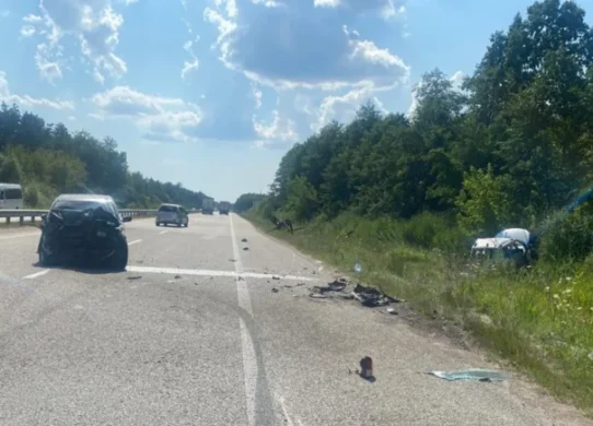 На Житомирщині автомобіль врізався у припарковане авто - двоє водіїв опинилися у лікарні