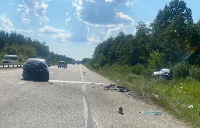 На Житомирщині автомобіль врізався у припарковане авто - двоє водіїв опинилися у лікарні