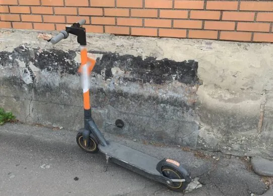 У Житомирі 13-річні підлітки на електросамокаті потрапили під колеса авто