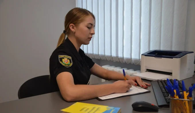 На Житомирщині жінка напідпитку порізала ножем доньку та побила свекруху