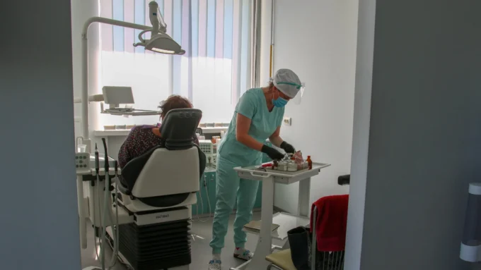 Благодійники передали стоматологічній поліклініці №1 у Житомирі сучасні пристрої