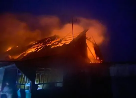 Уламки збитого дрону впали на будинок у Житомирській області, що призвело до пожежі