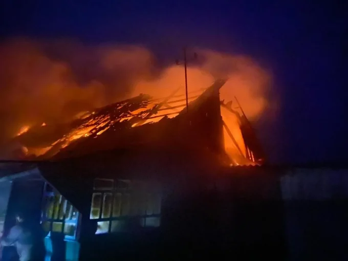 Уламки збитого дрону впали на будинок у Житомирській області, що призвело до пожежі