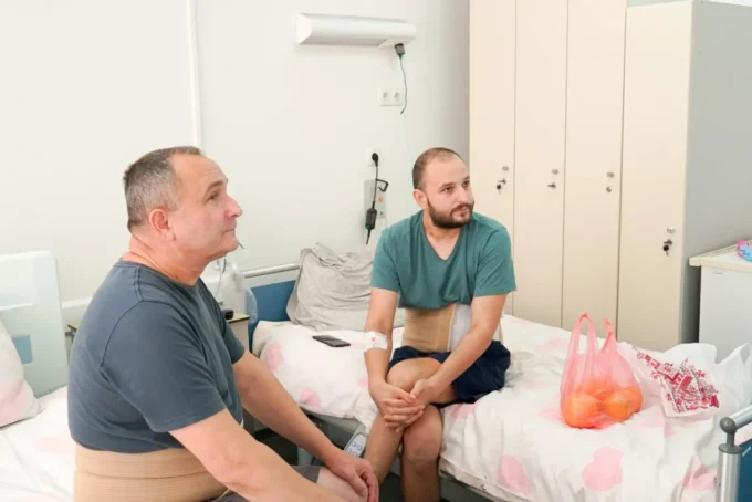 У Житомирі провели трансплантацію військовослужбовцю, який на фронті захворів на пневмонію