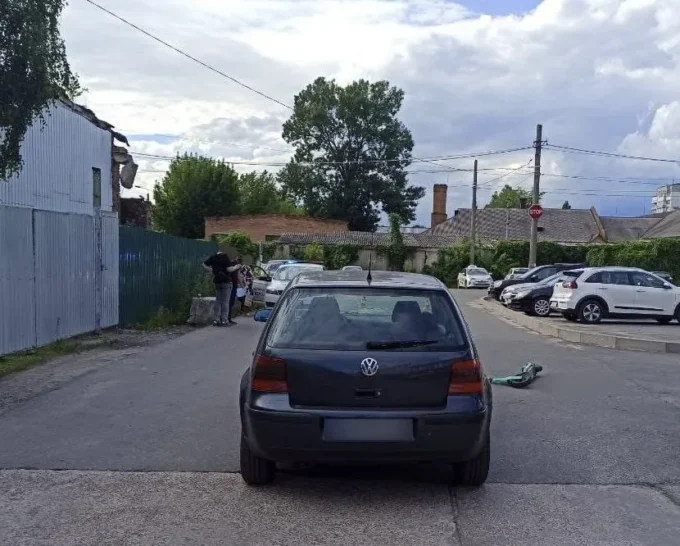 У Житомирі під автомобіль потрапив 14-річний хлопчик на самокаті