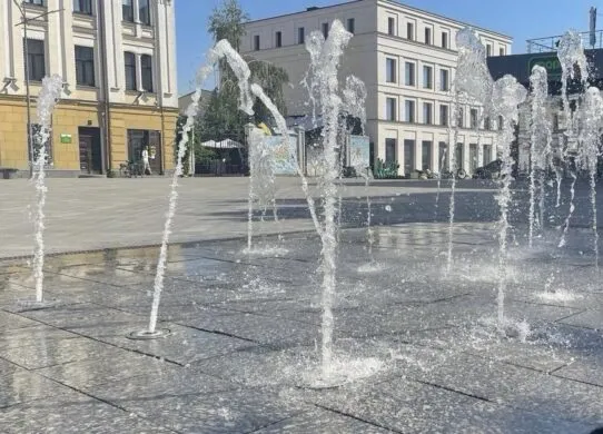 У Житомирі на Михайлівській запустили фонтан: з чим це повʼязано?