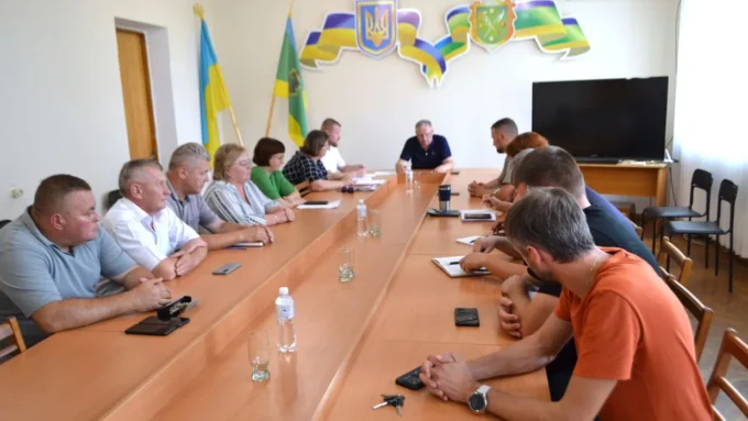 Буревій у Бердичеві повалив дерева та затопив підвали, квартири і дахи у багатоповерхівках