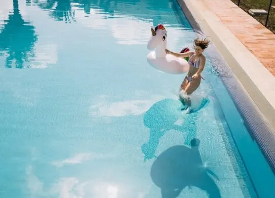 Освежающая чистота: как ультрафиолетовые установки революционизируют уход за бассейном