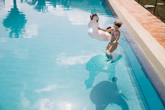 Освежающая чистота: как ультрафиолетовые установки революционизируют уход за бассейном