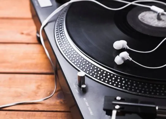 Вініловий програвач – оживіть старі платівки та насолодіться живим звуком