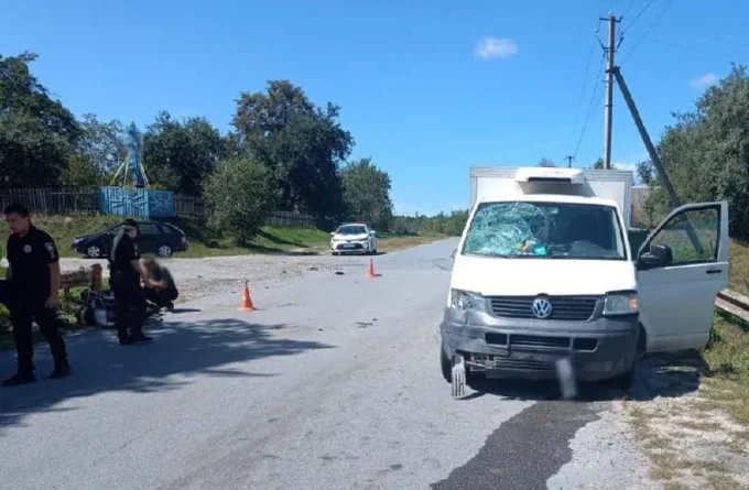 На Житомирі зіткнулися мотоцикл з автофургоном - є постраждалі