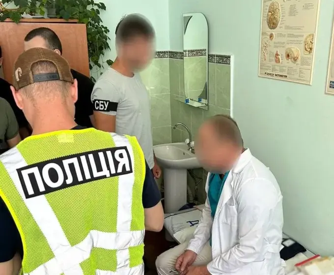 У Житомирському районі лікар-невропатолог "сприяв" в отриманні інвалідності за 2000 доларів