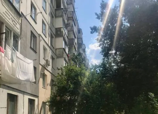 У Житомирі з вікна багатоповерхівки випав чоловік