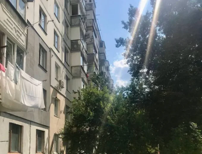 У Житомирі з вікна багатоповерхівки випав чоловік